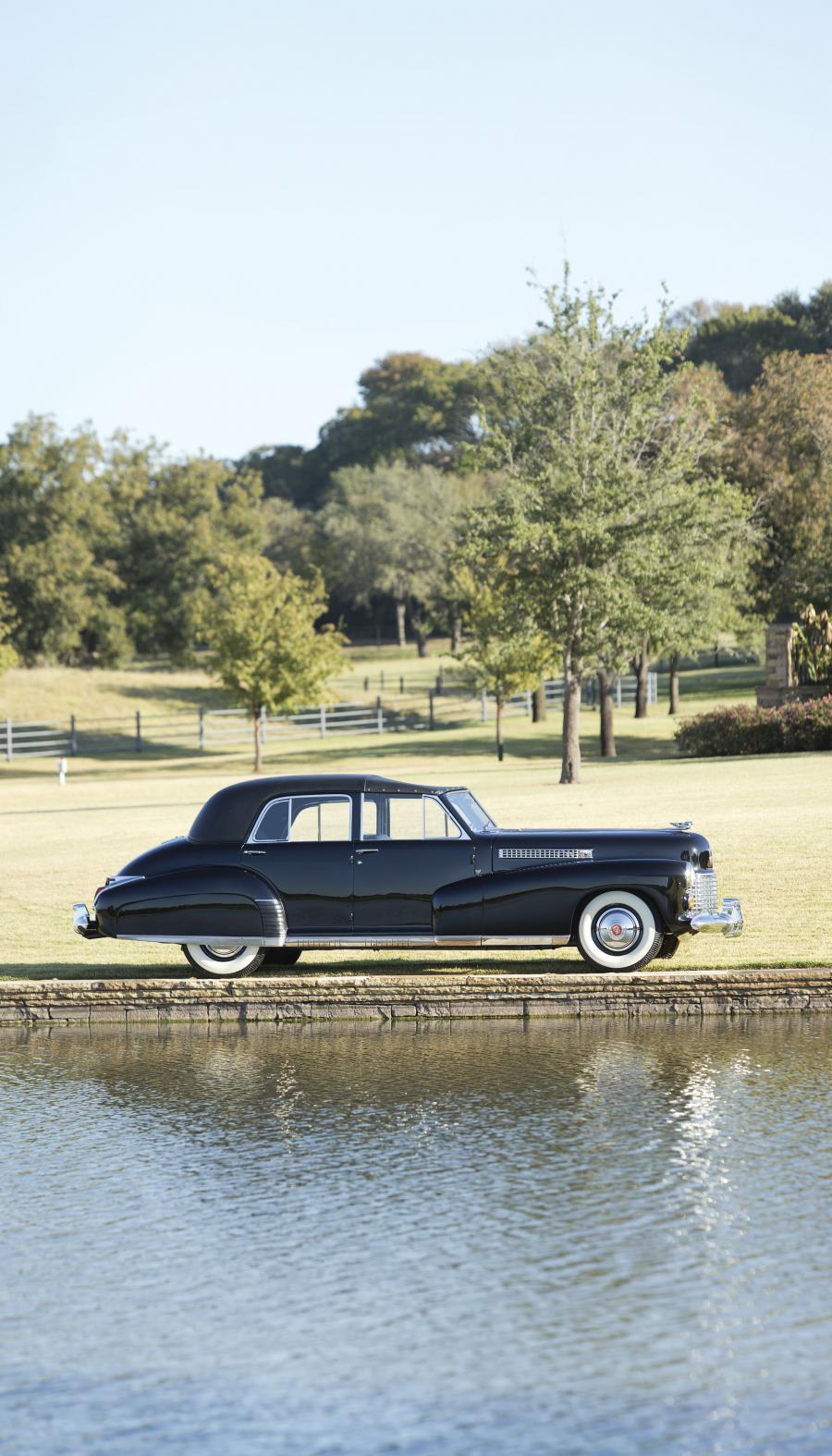  Cadillac Series 60 Special Town Car by Derham 1941 года  (фото 2 из 38)